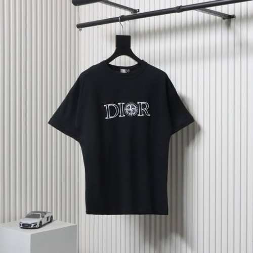 dior 迪奥 24Ss 石头岛联名刺绣短袖 Yb购入打版，采用棉质平纹针织面料，这款 T 恤来自 Dior And Stone Island 限定系列，突显联