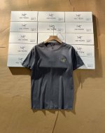 本地自取180 :礼盒装 ～圆领短袖Arc’Teryx始祖鸟 面料: 180克双面液氨丝光速干 工艺: 小标绣花 克重：180克 颜色：深灰色 码数：M-Xxx