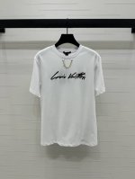 上新原单高端品质Louis Vui*Ton 2025春夏最新系列 圆领刺绣字母链条短袖T恤 定制原生全棉材质 透气舒适 质感十足 廓形Oversized宽松T恤