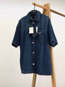 prada 普拉达 丹宁牛仔衬衫 将经典牛仔元素与品牌格调精妙融合 采用高品质丹宁面料 以精湛工艺打造 质感十足 有深浅不同的两款色调 深色款沉稳内敛 浅色款清