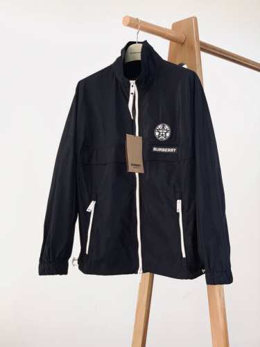 Burberry 巴宝莉 休闲夹克外套，上身秒瘦显白 ，手感处理完美，客供五金辅料装饰。商务通勤休闲兼备，满足于日常各种穿搭，上身型款十足，满满的高级感！衣身两