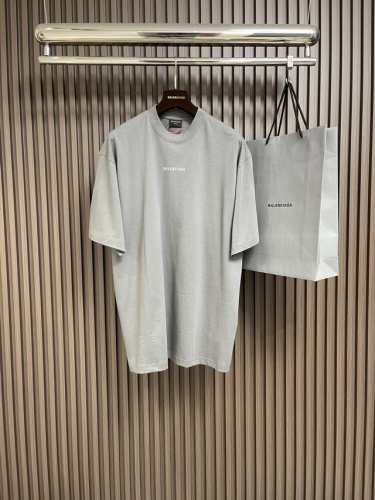 balenciaga 前后反光字母短袖T恤，定织定染纯棉精梳棉面料 手感柔软舒适 袖口以及下摆采用双线的针法加持 走线平直 胸前后背结合品牌Logo印3M反光效