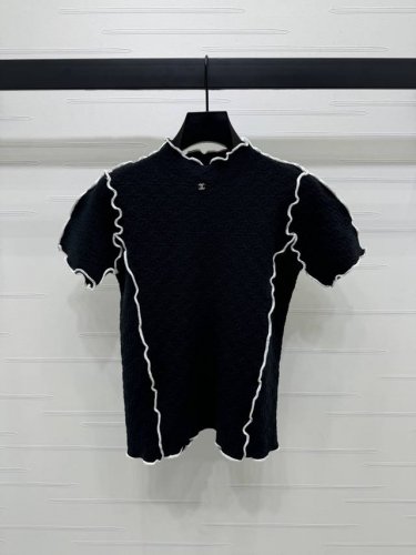 上新原单高端品质 Chane* 2025春夏最新系列！花边针织短袖！定制进口羊毛纱线织造 质感高级舒适 通体素色搭配双C提花图案 胸前品牌五金配件 彰显品牌个性