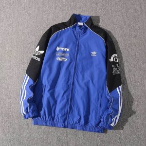 Adidas阿迪达斯三叶草专柜同款发售夹克外套最优品质 爆炸上新 出街回头率超高的的夹克外套！三杠的设计搭配上左胸的小Logo设计，既经典又不失新潮！定制拉链头