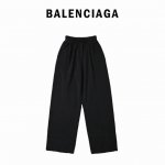 Balenciaga 巴黎世家25Ss水洗灰刺绣卫裤 原版购入开发，整体裤子的工艺难点就在水洗刺绣细节无需多言百灵达的高密织法水洗后依旧爆满不爆线手工砂轮机定位