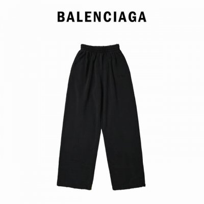 Balenciaga 巴黎世家25Ss水洗灰刺绣卫裤 原版购入开发，整体裤子的工艺难点就在水洗刺绣细节无需多言百灵达的高密织法水洗后依旧爆满不爆线手工砂轮机定位