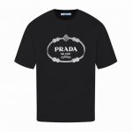 prada 普拉达 25Ss 圆领立体印花短袖 32支双纱面料克重280克纯棉营造 纺织密度高 垂感佳 不易变形 厚织感加上紧密纺纱工艺 不会影响Tee的透气性