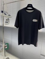 Fend 2025Ss最新品，精致万针百灵达立体刺绣，配色高档典雅，时尚百搭，经典双Ff Logo时尚大气，面料为专柜定制32支高密高克重面料，亲肤柔软。 码数