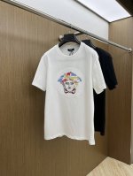 新款 Ver Ss春夏新款首发专柜最新款短袖圆领T恤 高端订制 设计前卫时尚！品牌Logo重工艺设计 高端定制240克面料.手感柔软.穿着舒适.专柜级别精致车线