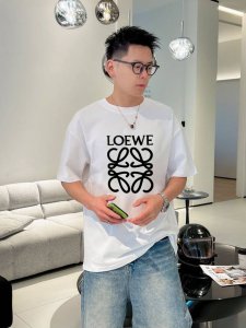 罗意威 新款字母印花双层重工短袖T桖 字母图案不管是T桖还是卫衣都是每年的爆款单品 前幅大面积印花采用大康丽数码印花机直喷 成本极高 经过多次的调试打版图案色差