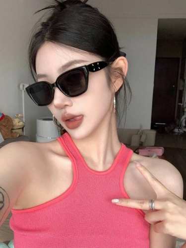 质感巨好 Gm马吉拉联名墨镜 一个墨镜解救一天穿搭系列，凹造型神器 Gm X Maison Margiela 联名109系列墨镜 1. 全进口板材材质，并非Tr