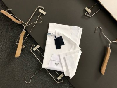 prad*微宽版型M-Xxxl 25春夏顶级黑色拼接面料款金属三角标口袋融合重磅经典短袖，精致工艺专柜面料，顶级元素融合打造，经典短袖3标齐全，潮男时尚，无论是