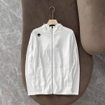 上新 ！ 尺码：M.L.Xl.Xxl 立领裁剪缝制，上身得体修身，腋下透气孔设计，运动场景更加自如。 风帽设计，更加轻松应对多变天气。四面弹力简约版型，上身百搭