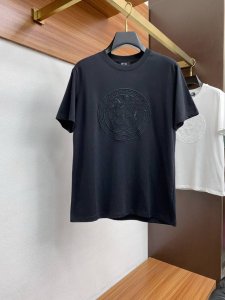 范思哲 2025新款原单男士休闲阔版短袖T恤！高端定制 高版本 时尚百搭爆款 宽松版 原版进口双股纯棉面料 螺纹袖口.领口衣摆 手感超柔软细腻 穿着亲肤舒适 高