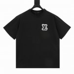 Louisvuitton 路易威登 胸前老花Logo植绒刺绣短袖T恤 标志性的品牌标识元素,以绚丽色彩渲染点缀夏季的青春穿着.又一款大刷存在感的精品T,再次重回