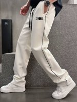 迪奥 顶级货品 2025春夏新款休闲裤！官网同步发售。品牌经典Logo休闲裤 ，定制面料，舒适度极好，手触感强烈。辨识度极高，完美品相工艺。 尺码：M-3Xl
