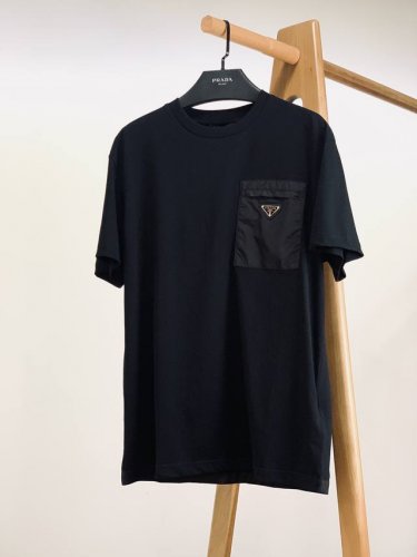 prada 普拉达 再生尼龙拉链口袋双纱平纹短袖T恤 官网同款 短袖右胸饰以经典金属三角形标志口袋 ，细节非常到位 水洗预缩＋酵素除毛 手感非常舒服， 春夏最新