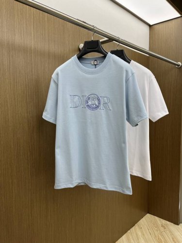 dior迪奥2025新款字母刺绣圆领短袖T恤男女同款 这款 T 恤展示来自本季 Dior And Hylton Nel 联名系列的标志。采用棉质平纹针织面料精心