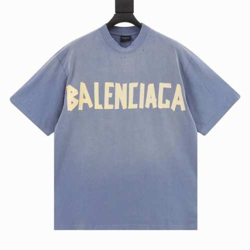 balenciaga巴黎世家 胶带短袖 原版衣服都是做过喷马骝工艺 买现成布颜色会不均匀 出现一条一条很明显的痕迹 印花细节比较多需要一点点抠 从打色到上肤面浆