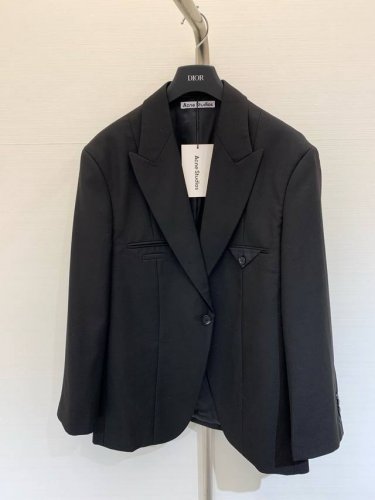 春夏新款 经典纯色挺括单排扣戗驳领落肩西装外套，挺括的质感，定制%羊毛%聚酯纤维，引人注目的戗驳领，宽松廓形的落肩版型，直筒无结构的略长衣身，既有精致优雅的气势