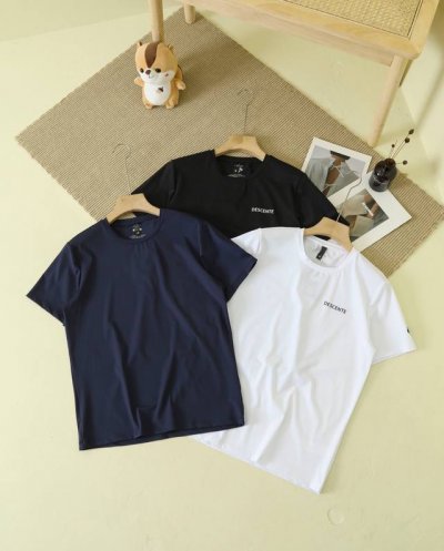 Descente-迪桑特冰丝短袖T恤透气速干宽松短袖 冰丝速干面料，弹力超大，宽松版型，特别舒适，运动吸湿排汗，强化韧性，使得织物能够稳定的拉伸与复原，持久耐穿