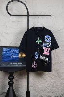 款号 M111 Louis Vuitton 路易威登25Ss夏季新款手绘短袖T恤 每一件都是纯手工画制而成.独特的Logo 个性艺术系列全网独家首发 百搭款细节