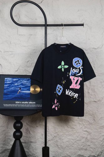 款号 M111 Louis Vuitton 路易威登25Ss夏季新款手绘短袖T恤 每一件都是纯手工画制而成.独特的Logo 个性艺术系列全网独家首发 百搭款细节