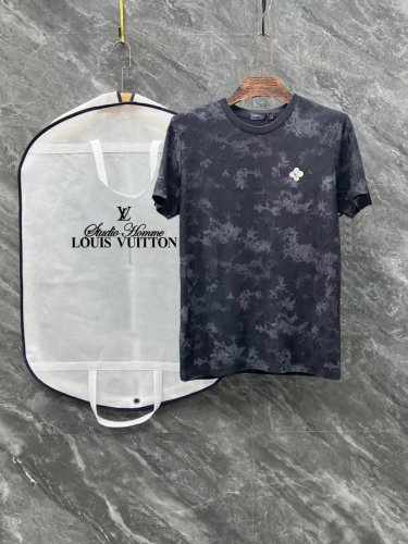 Lv 路易威登25春夏顶级专柜同步短袖T恤 3标齐全 采用客供进口天丝棉+提花面料制成，专柜原版面料，品牌辨识度超级强，高街与精致风情十足，绝对能成为高街出镜不