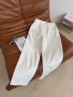 慵懒白色显瘦牛仔裤 25Ss后背口袋立体字母Logo九分牛仔裤 摩登白色是各种百搭 衣橱里不可缺少的 简简单单就能诠释慵懒老钱味道 版型是九分微锥形剪裁 考究立