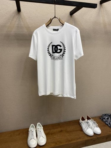 dg Dolce&Gabbana 新品桂冠Dg印花Logo圆领加厚短袖T恤 正面缀饰Dg撞色印花配色设计 重新定义了不断演变的标志性风格 为男士衣橱注入新意 采