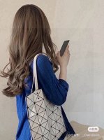 三宅一生Issey Miyake 六格包 每一个妹子都抵挡不住包包的诱惑！ 如果说在日本代购圈里的时尚包包 那么三宅一生绝对算一个 Bao Bao其实最初灵感来