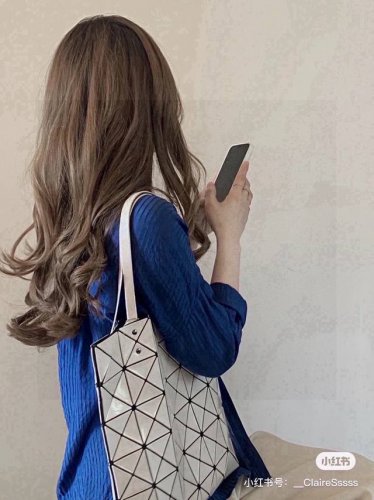 三宅一生Issey Miyake 六格包 每一个妹子都抵挡不住包包的诱惑！ 如果说在日本代购圈里的时尚包包 那么三宅一生绝对算一个 Bao Bao其实最初灵感来