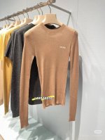 Miumi* 25Ss春夏新款 80支股羊毛 18针工艺针织衫 原版开发 高版出品 竖条纹超显瘦 胸前Logo提花点缀 单穿或打底都很合适 定纺的超细腻羊毛面料