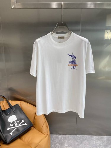 巴家 Burberryt恤 骑士图腾下的英伦风尚 胸口处标志性的骑士图案，一个是棕色系的复古质感，一个是白色搭配红色点缀的醒目亮眼，再配上“Burberry”字
