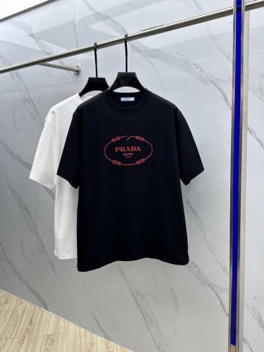 prada 普拉达 2025Fw春夏新品圆领打底外穿T恤，立体感Logo微廓形半袖活性纯棉打底T恤，棉，手感面糯有骨感，柔而有韧性。工艺处理，韧性和抗皱性能得到