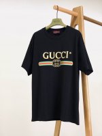 gucci 古驰 刺绣标识T恤 胸前的品牌标识采用撞色刺绣工艺，金色“Gucci”字样鲜明夺目，与下方红绿撞色条纹、双G Logo相互映衬。刺绣针法细腻，色彩过