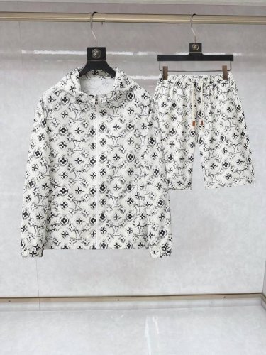 路易威登Lv 2025夏季防晒衣短裤套装，海外专柜同步 轻薄高品质面料奢华高级定制 任何人都可以轻松驾驭，客供进口聚纤维面料 手软舒适有型 吸汗透气 ，外贸公司