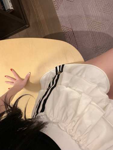 prada普拉达定制字母三角标两侧织带蛋糕短裙 款号：25670505323 颜色：黑色 白色 尺码：Sml S码80-95斤 M码95- 斤 L码 -125斤