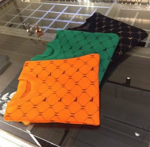 P290H家冬季新款圆领毛衣高端品质出品，区别于市场普通货，百分百羊毛！高品质自然是大家的首选，整衣精致勾织品牌Logo，简约但不简单. 上身无敌柔软 呵护着您