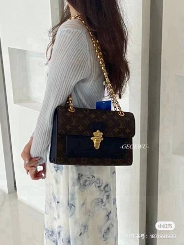 LV Victoria 维多利亚 超有女人味的一款风琴包 LV 经典老花和荔枝纹小牛皮相结合，超级耐用 这款老花拼色皮，从色彩搭配上穿衣百搭显气质，不容易撞款