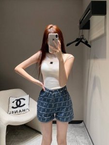 上新 芬迪 双F经典提花牛仔短裤 经典双F提花 各种身材的姐妹们都能轻松驾驭哦！不管你是梨型身材还是苹果型身材，这款短裤都能完美贴合你的曲线，让你的身材比例瞬间