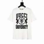 上新款号：G755 Gucci 古驰Guc 徽章印花短袖T恤 260G纯棉面料，裁前高温洗水定型，成品再洗柔，穿着感受亲肤棉柔，垂感自然。专柜同步，微落肩宽松版