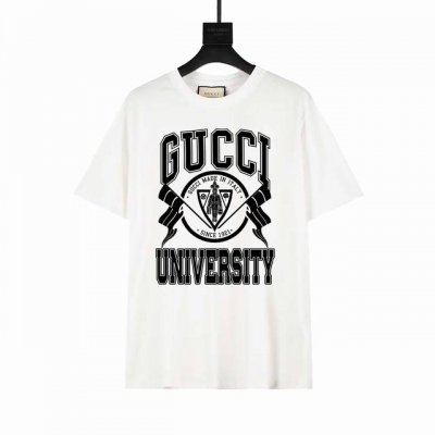上新款号：G755 Gucci 古驰Guc 徽章印花短袖T恤 260G纯棉面料，裁前高温洗水定型，成品再洗柔，穿着感受亲肤棉柔，垂感自然。专柜同步，微落肩宽松版