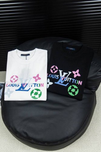 实拍图 顶级版本-款号W09 Louis Vuitton 路易威登字母Logo 印花短袖 胸前品牌字母后背贴布Logo大牌感十足 高端大气完美演绎 经典圆领不挑