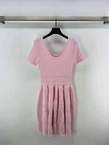 alal*上新细节 25 春夏新款短袖连衣裙 Alaia Crinoline系列 收腰设计 面料垂感佳，舒适亲肤，弹力大，青春美少女和轻熟女，都可以轻松驾驭的百