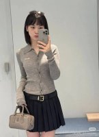 批380Miu25Ss春夏新款 微标简约气质修身针织开衫。原版开发！高版出品！采用18针织工艺，品质这款真的是谁穿谁好看又永不过时的经典针织衫系列！看着是基础款