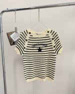 价格p： 品名：Dio* 25重工条纹刺绣插肩纽扣针织短袖 尺码：M.L 颜色：条纹 经典条纹系列尊嘟好耐看 ，特别松弛的一款条纹针织上衣，夏天也能穿的针织短袖