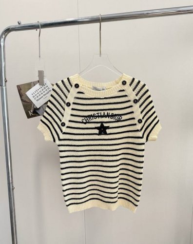 价格p： 品名：Dio* 25重工条纹刺绣插肩纽扣针织短袖 尺码：M.L 颜色：条纹 经典条纹系列尊嘟好耐看 ，特别松弛的一款条纹针织上衣，夏天也能穿的针织短袖