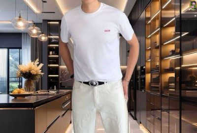 迪奥 隔天出货2025夏季新款 高端定制面料短袖T， 全球顶级男装，简约时尚，从容百搭，大气优雅 极度舒适体验 高端面料 色泽鲜艳 极致顺滑触感 细腻不易起皱
