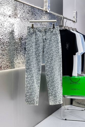 克罗心 2025新品，原单牛仔裤 原版重工打造，品牌经典Logo设计，三标齐全！原版五金辅料。专柜定制牛仔面料，完全对版专柜，欢迎专柜试穿后再购买，好货不怕比。